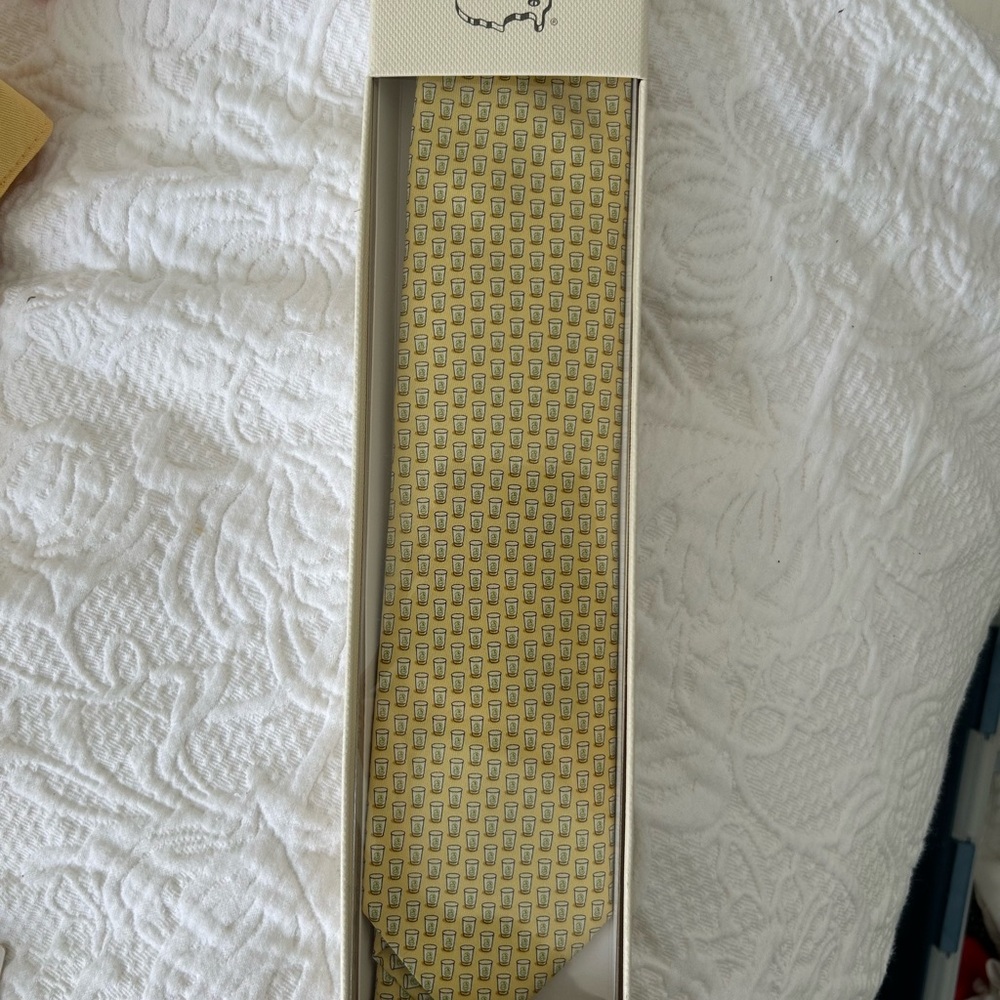 Masters tie with cup pattern